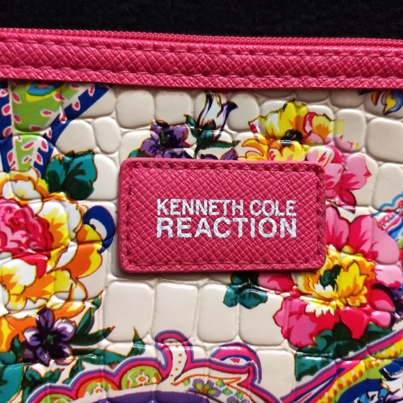 Kenneth Cole Reaction Cosmetic bag bundle - Picture 2 of 7